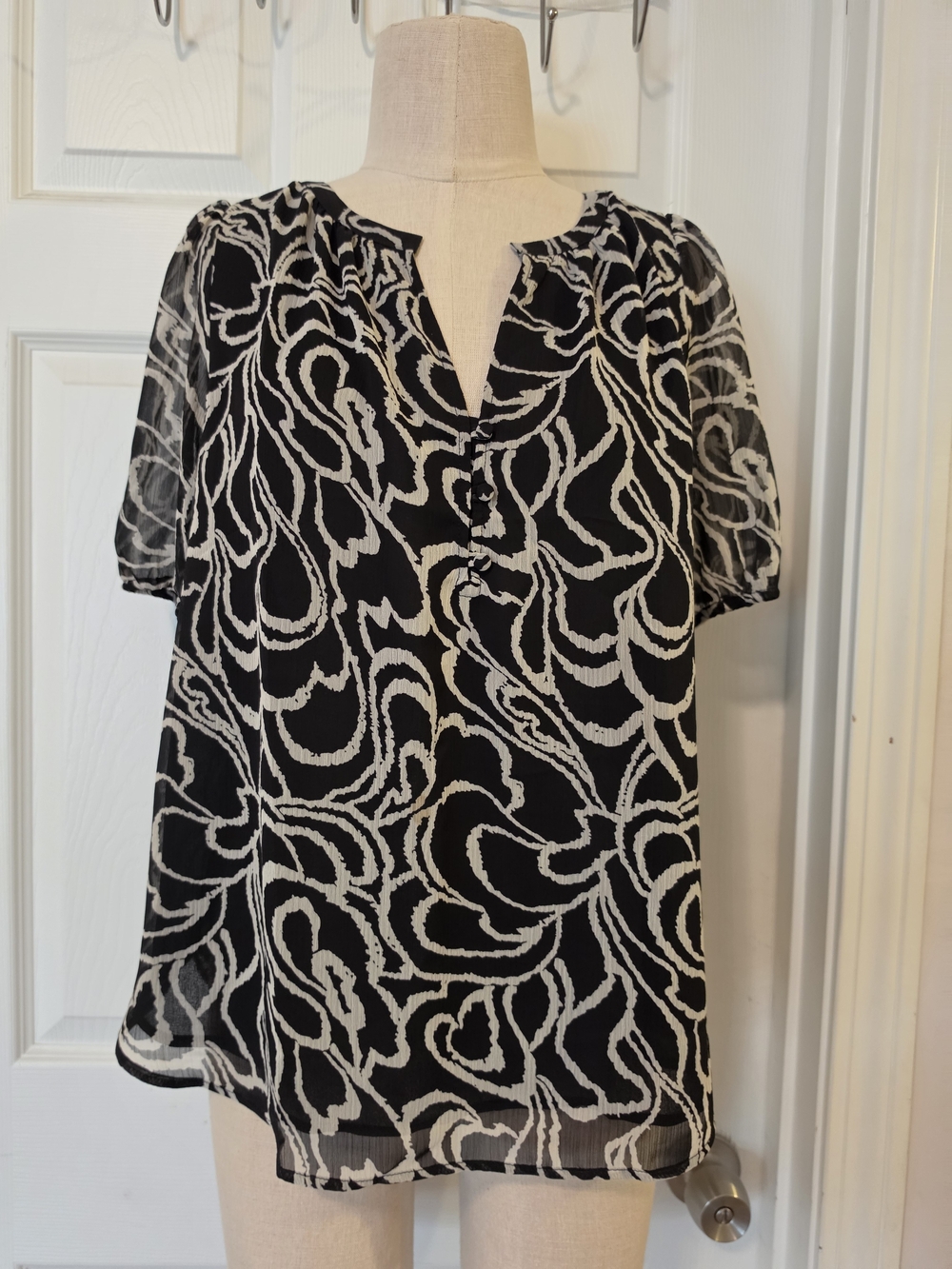 Black and White Patterned Women's Blouse Size Medium